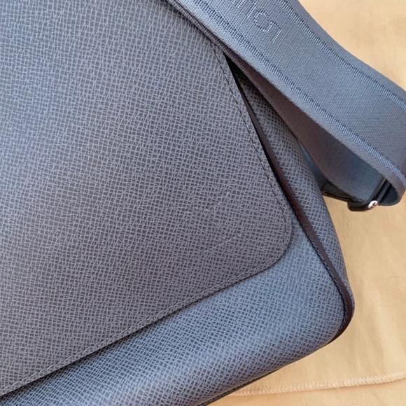 Louis Vuitton Taiga Leather Roman Messenger Bag MM - Picture 2 of 8